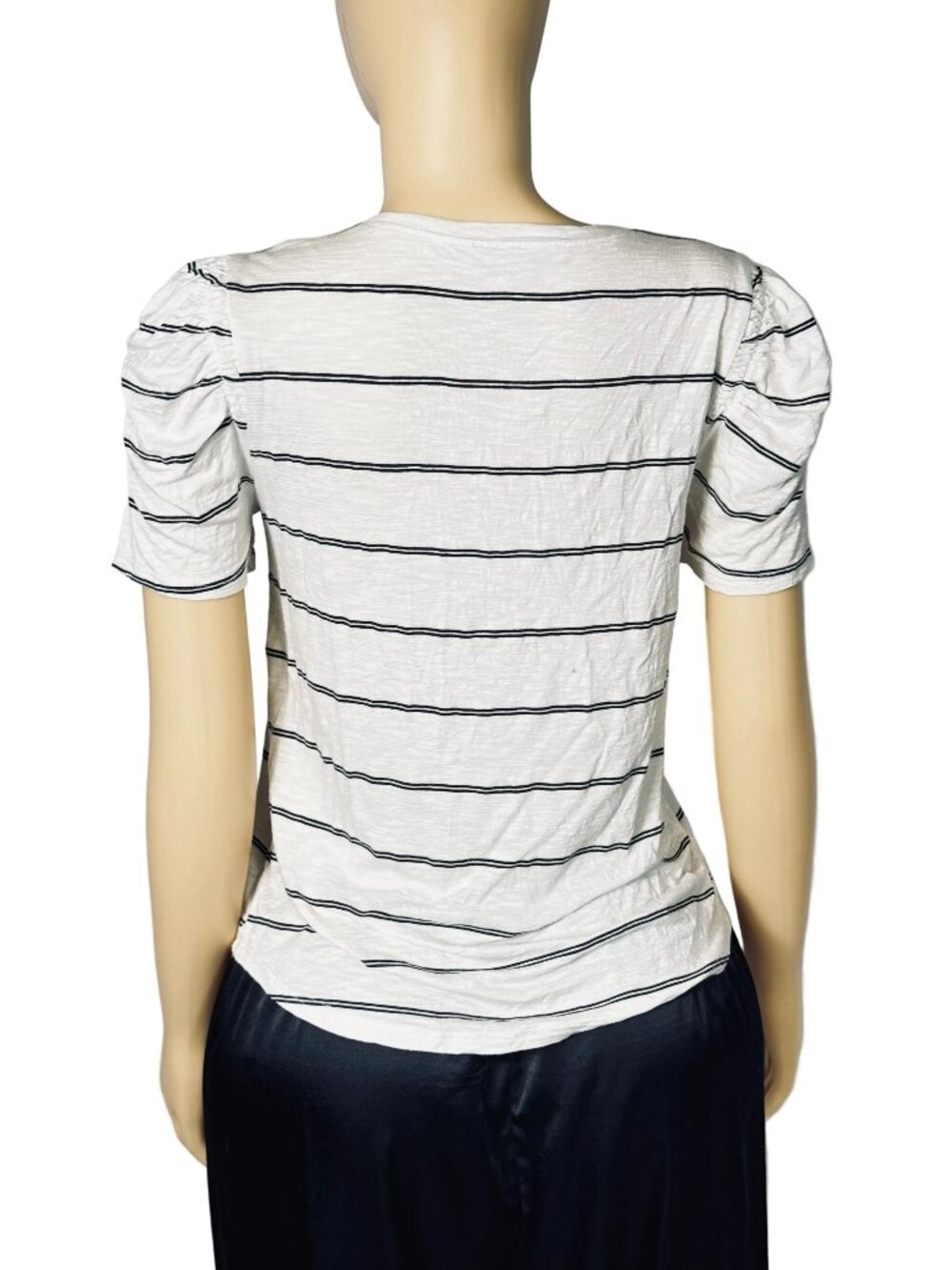 Green Envelope Los Angeles Women's S White Gray Striped Knit T-Shirt Pre-Owned